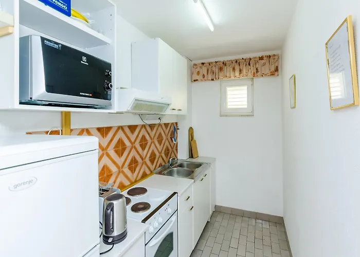 Apartment Bind - Basic Double With Patio And Garden View R3